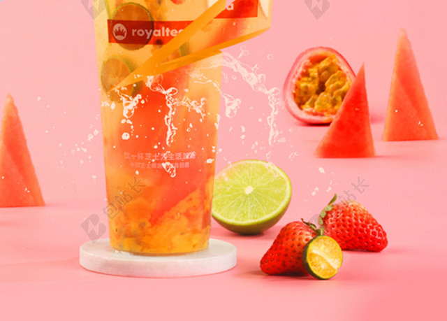 蓝色背景一杯红色果汁水果海报背景宣传图
