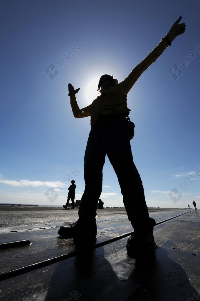 男子 飞行甲板 水手 天空 太阳 航母 船舶 侧影 导演
