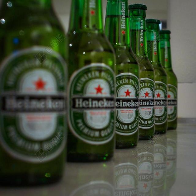 餐饮简约喜力啤酒背景图片