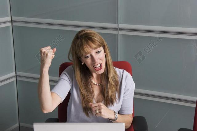 白色人兴奋握拳的女人背景图片