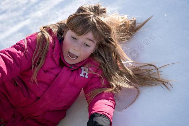 广告自然雪地上摔倒很惊讶的女孩背景图片
