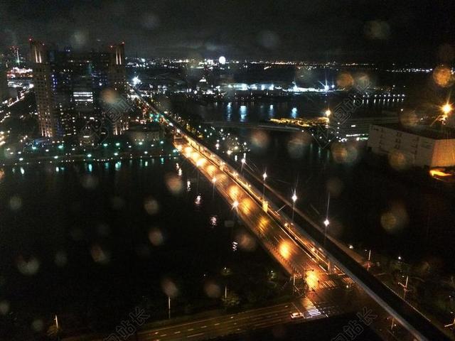 东京 多雨的季节 晚上 雨水 水 夜景 暗 光 路 五彩城
