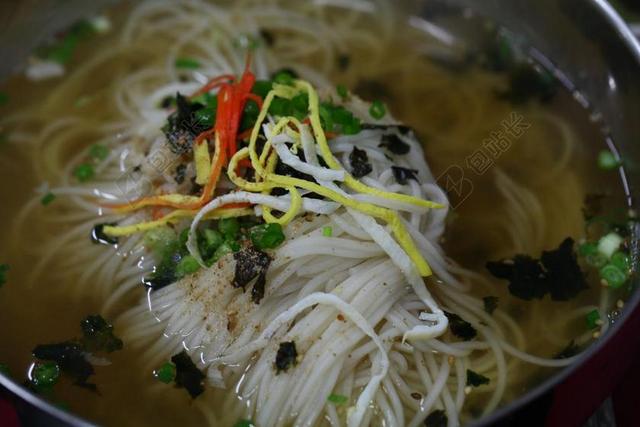 餐饮唯美浸泡的汤粉背景图片