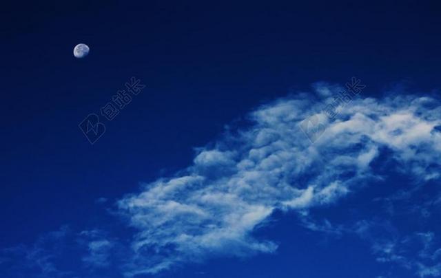 天空蓝色的天空的云彩月球背景图片