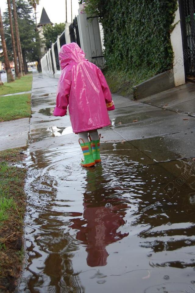 儿童 女孩 雨 水坑里 雨衣 粉红色 人行道 户外 靴子