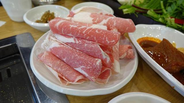 餐饮唯美大理石纹路的五花肉背景图片