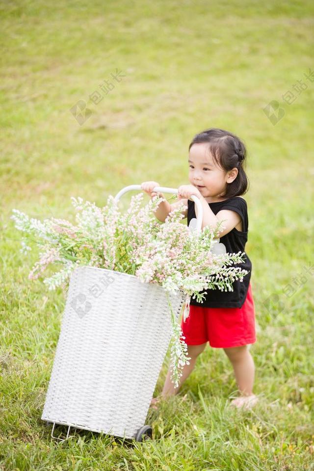 花园清新玩耍的女孩背景图片