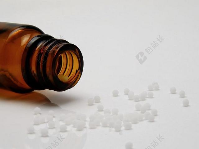 白色医疗特写白色药丸药片和棕色瓶子背景图片