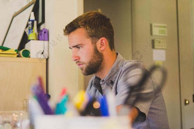 工作清新工作中的男子背景图片