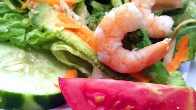 餐饮唯美虾仁萨拉背景图片