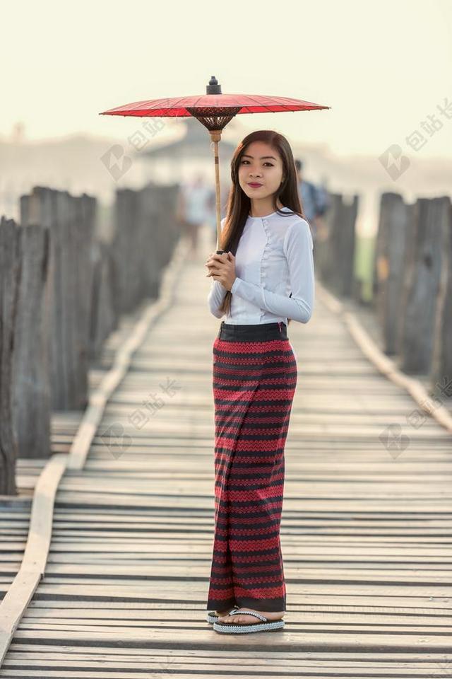 摄影时尚撑着红伞的女孩模特背景图片