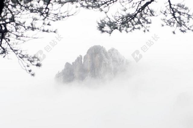 摄影唯美白雾笼罩的黄山背景图片