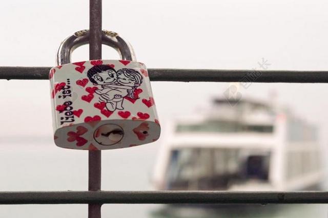 摄影唯美护栏同心锁背景图片
