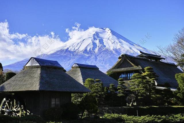 建筑复古富士山下房子背景图片