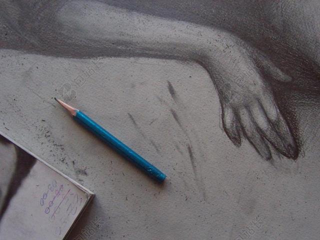 灰色物品蓝色的铅笔和素描背景图片