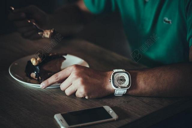 蛋糕 甜点 手 IPHONE 男子 移动电话 板 智能手机