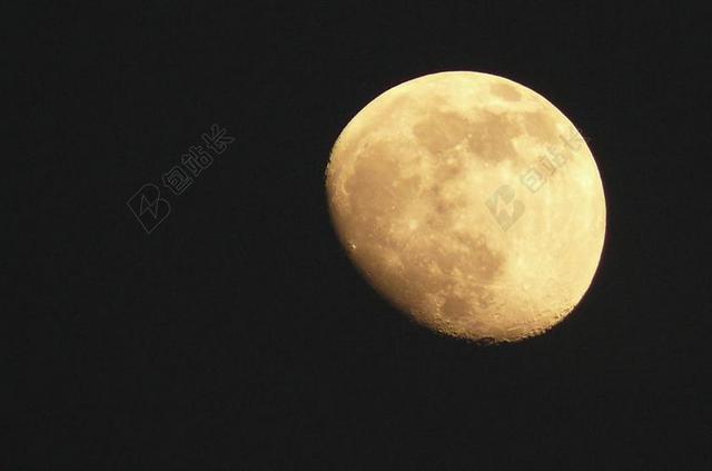 天空昏暗的月亮背景图片