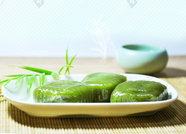绿色艾草青团寒食节青团传统节日绿色背景海报