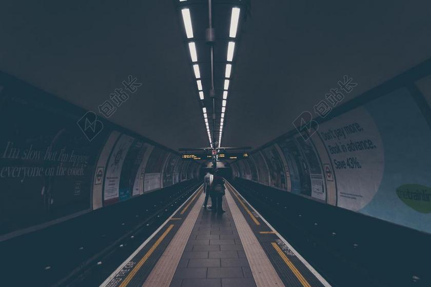 广告 地铁 人 铁路 路 站 曲目 火车 过境 运输