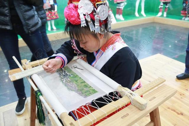 教育清新女子绣花背景图片