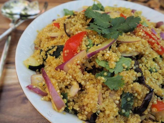 沙拉 奎奴亚藜沙拉 藜麦 蔬菜 欧芹 食品 碗 勺子 辣椒