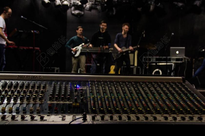 发生 乐队 混合控制台 声音 音响工程师 音频轨道 音乐 活着