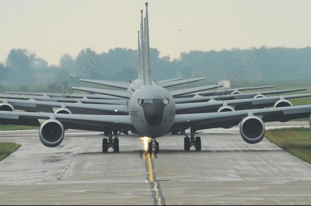 军用喷气式飞机 KC 135 加油机 飞机 大象走路 跑道 美国