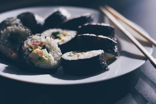 餐饮清新紫菜饭团卷肉馅寿司背景图片