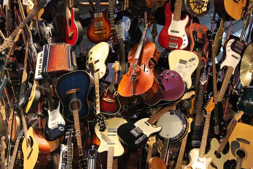 乐器简约堆积的弦乐器背景图片