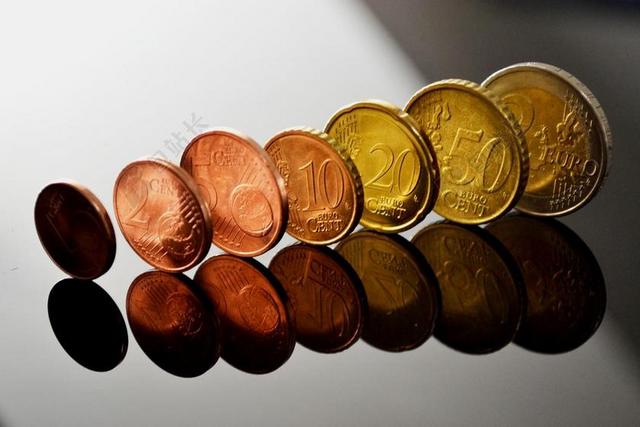 金融商务欧元硬币背景图片