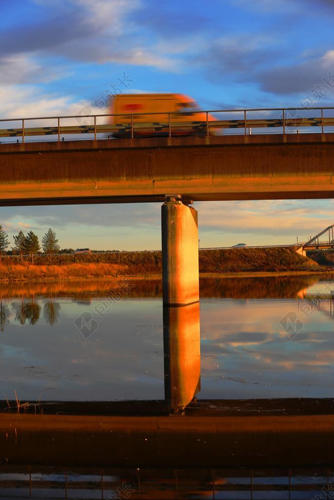 建筑唯美夕阳下的高架桥背景图片