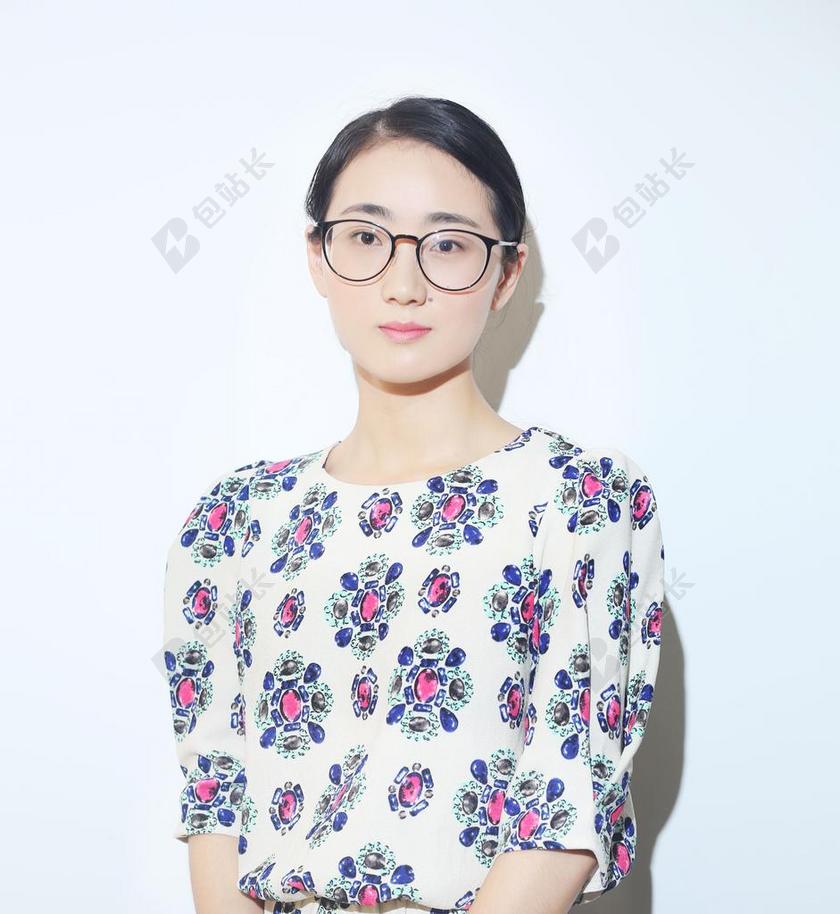 广告时尚穿花衣服的女性模特背景图片