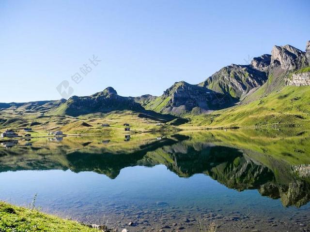 旅游清新山间倒影背景图片