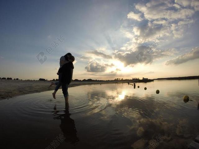 唯美户外接吻的夫妇背景图片