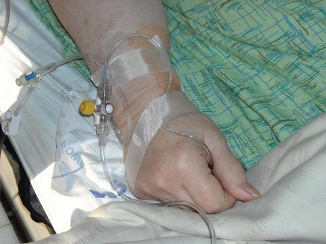 医学医疗冰刃静脉注射背景图片
