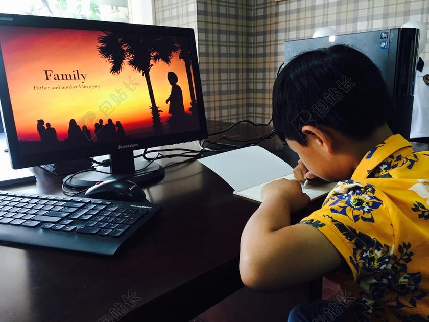 人物 孩子 办公 写 学习 研究 电脑