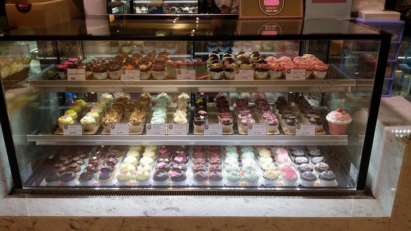 餐饮唯美蛋糕店的巧克力蛋糕背景图片