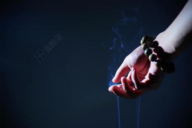 摄影自然垂下的手上面的佛珠手环背景图片