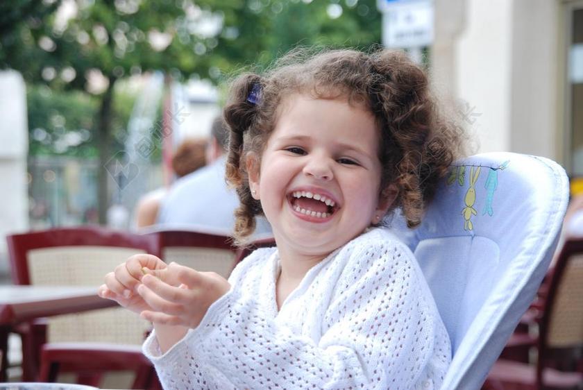 人 儿童 笑 有趣 快乐 嘴里 卷发 发型