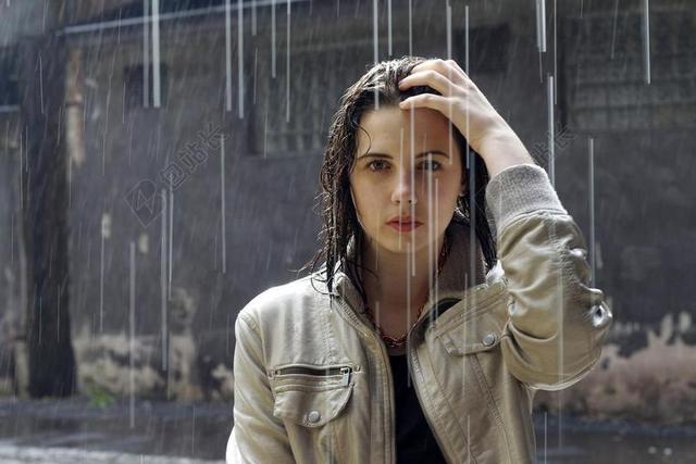 广告时尚淋雨一直走的女子背景图片