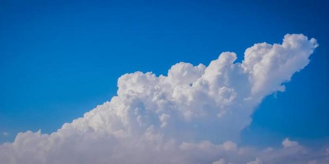 天空蓝色的天空的云彩背景图片