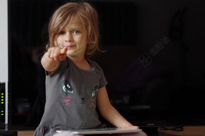 广告时尚一个哭泣的小女孩手指着镜头背景图片