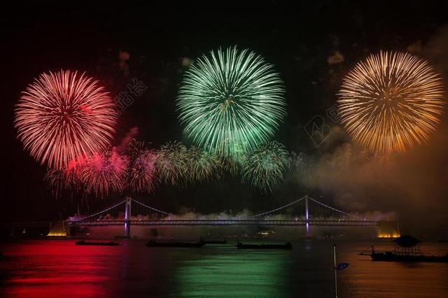 火焰 艺术节 夜景 夜晚的天空 海 桥 烟花节 大火 桥梁