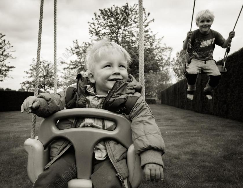 摄影复古孩子们快的玩耍老旧照片背景图片