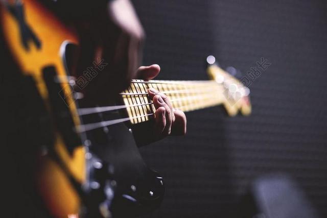 广告时尚弹奏低音吉他的吉他手背景图片