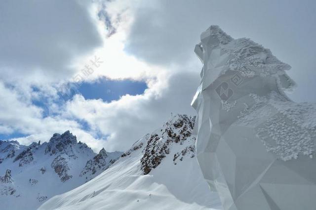 白色艺术白色的狼雕塑和雪山背景图片