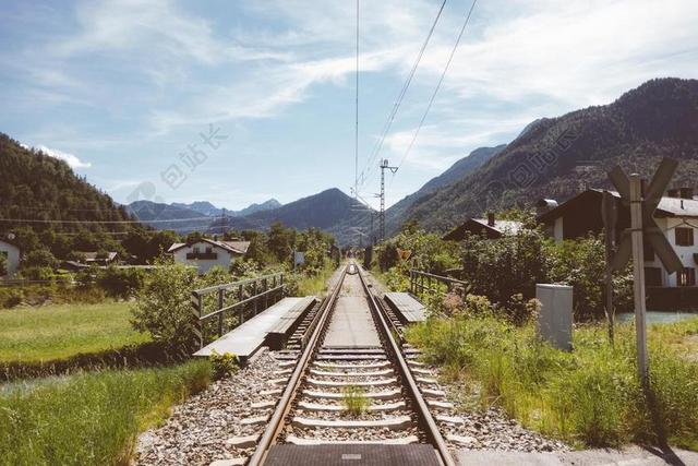 旅行 旅程 铁路 火车 运输 山 谷 草甸 房子 首页