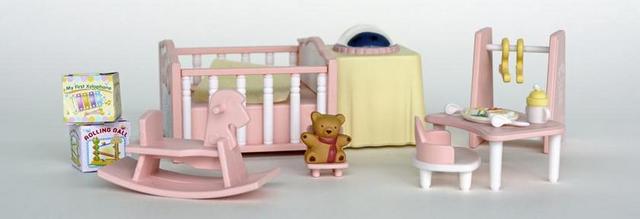 娃娃的房间 玩具 摇马 玩具熊 床上 纸箱 椅子 吃 盖