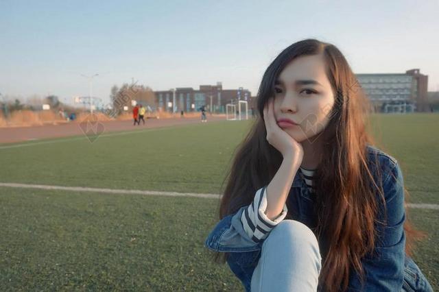 人肖像托腮的美女背景图片