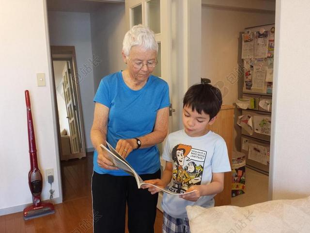 奶奶 阅读 祖母 高级 老人 人 书 祖父母或外祖父母 儿童